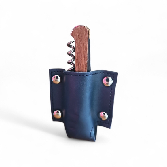 U of M Wicker Cooler Bag with Blue Leather Accents, Cork Screw and Carry Strap. - Picture 7 of 7